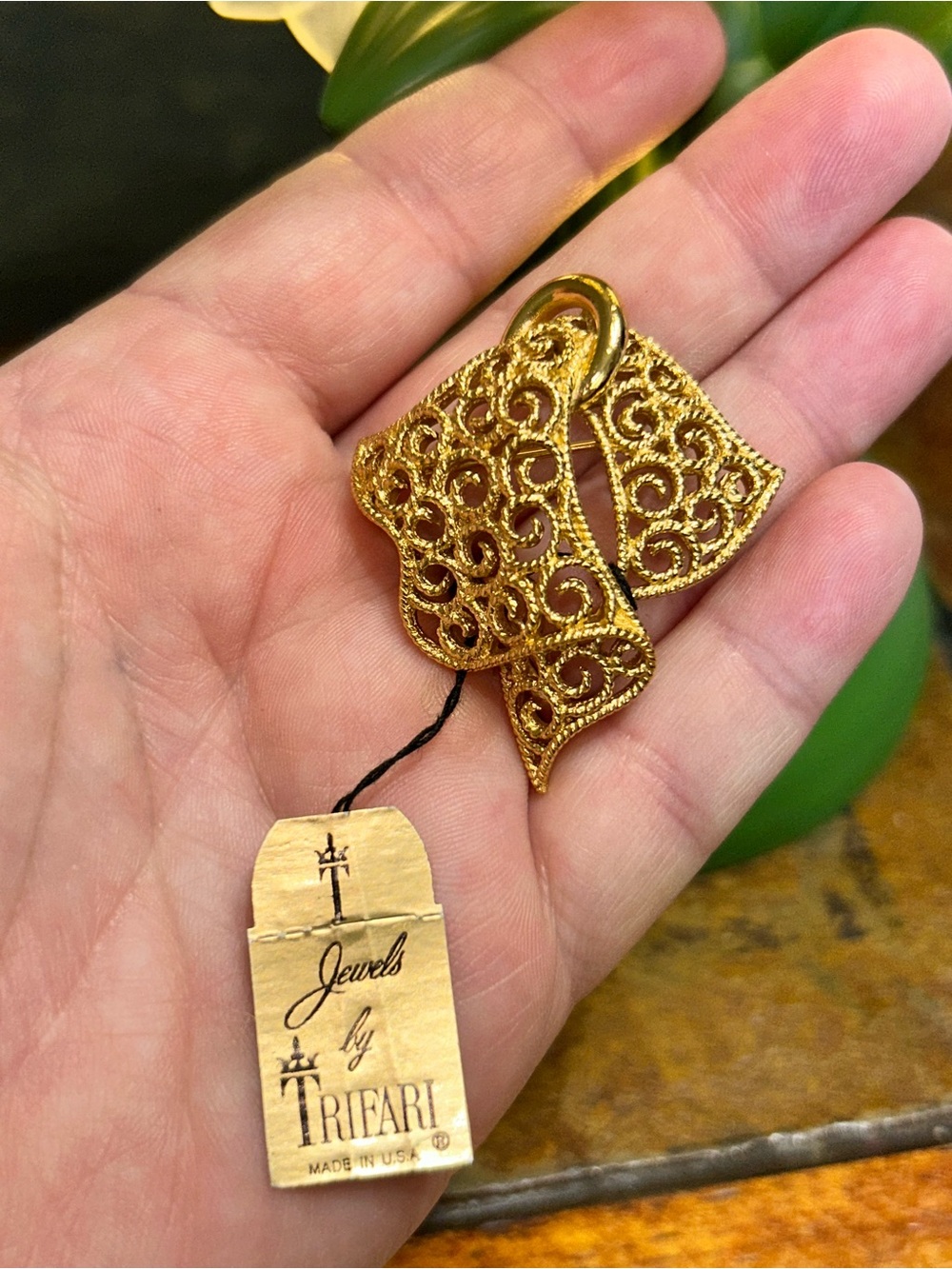 Crown Trifari Vintage Gold Filigree Scarf-Like Brooch